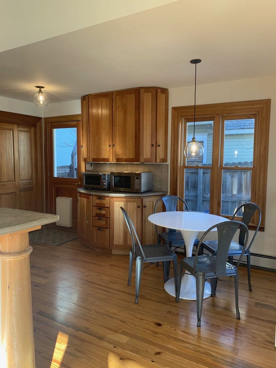 eat-in kitchen