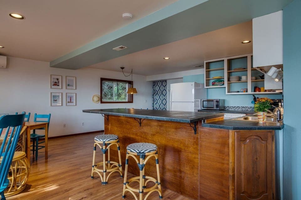 The kitchen peninsula is a great place to watch the cook in the kitchen!