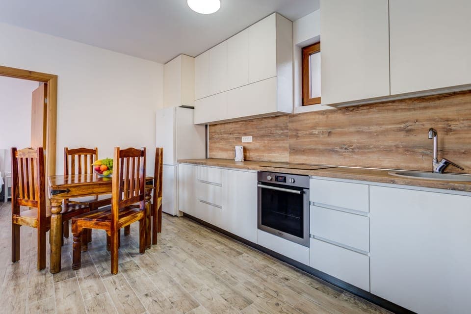Fully-equipped kitchen with dining table for four people.