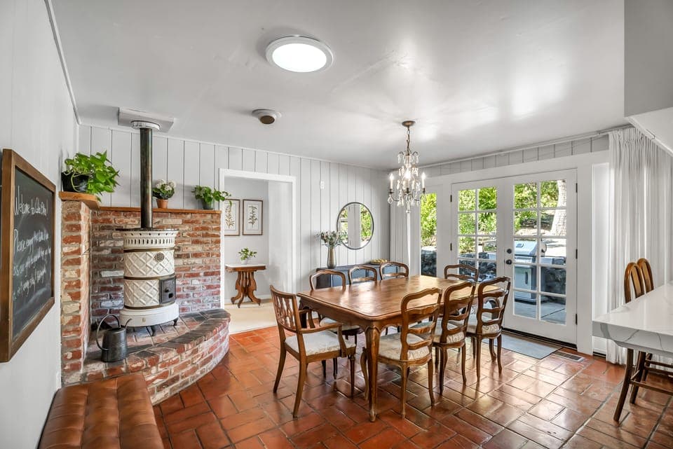 Dining Table | Dishware & Flatware