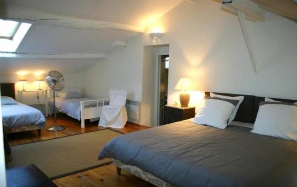 2nd floor bedroom (4 beds)