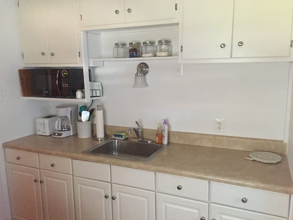You will find all of the basics in this well equipped kitchen!