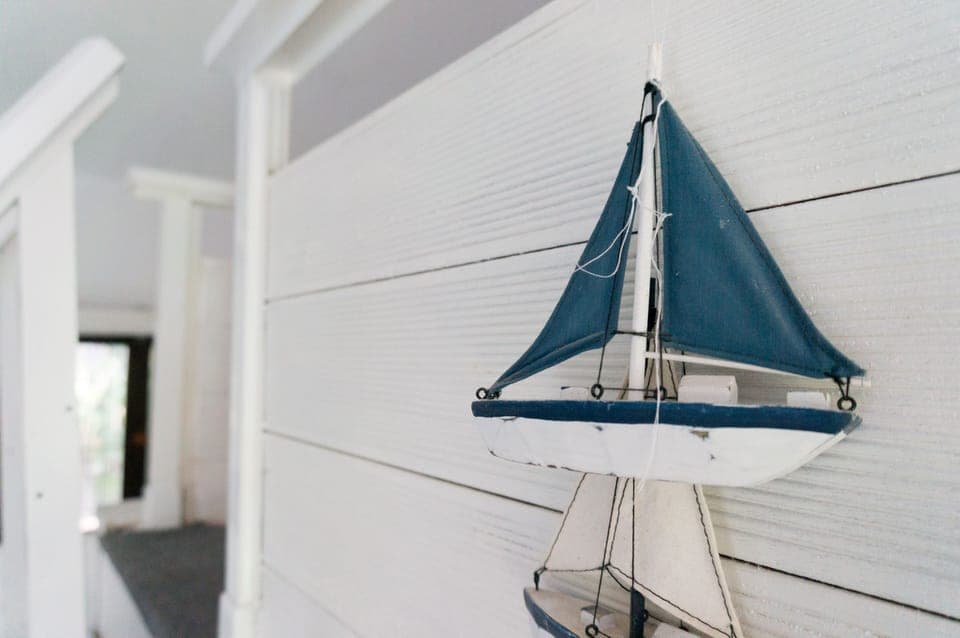 Nice decorative touches and artwork on the walls