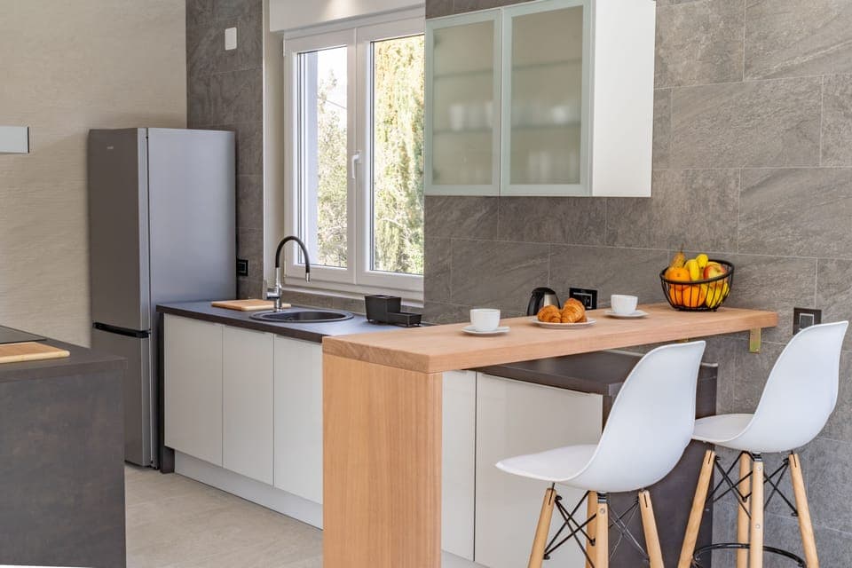 Kitchen with breakfast counter