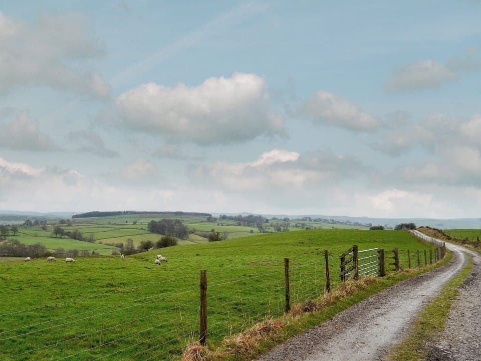 Access track to cottage | Boosley Grange Cottage, Fawfieldhead, near Buxton