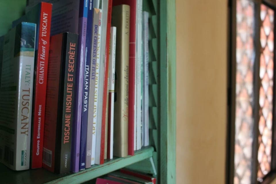 We provide books and guides in English and French.