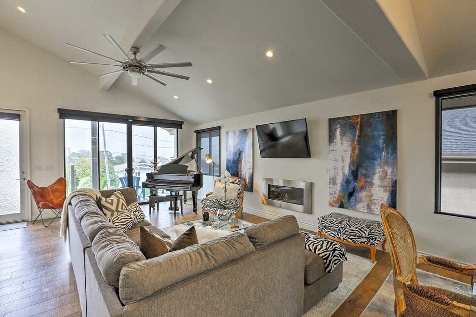 Luxurious modern beach house 🏡 
Wake up to Majestic Morro Rock 🪨 🌊. 
Jacuzzi 