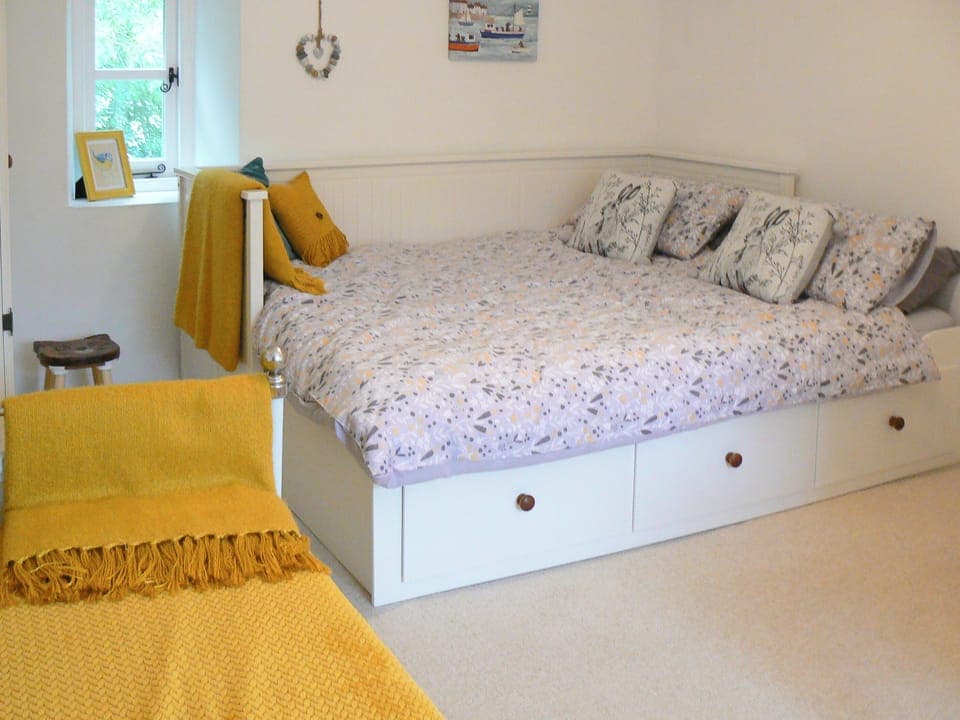 Cosy twin bedded room | Woodlands Cottage, Hook, near Haverfordwest