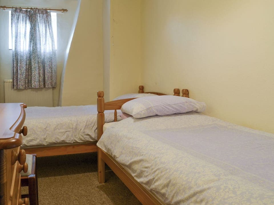 Cosy twin bedroom | Moor Farm Cottage - Moor Farm Stable Cottages, Foxley, near Fakenham