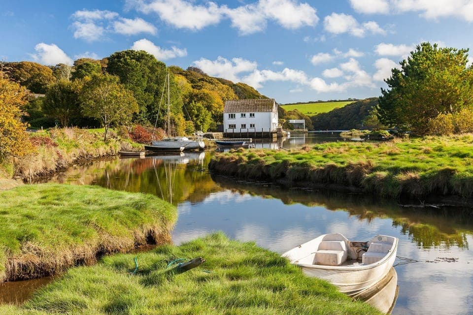 The picturesque village of Gweek (5 miles) is located at the head of the Helford River