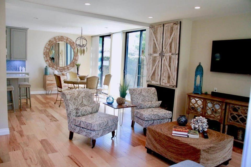 Light throughout, and just a few steps to beach access.
