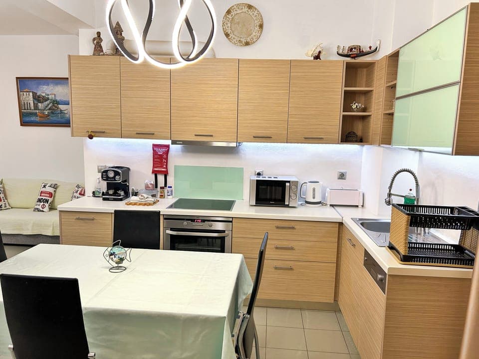 2nd floor; kitchen/dining room (dishwasher & ceramic hob cooker among amenities)