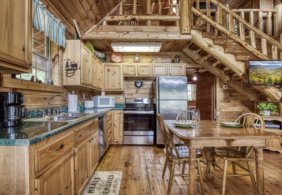 Smoky Mountain Cabin - Possum Moon - Fully furnished kitchen with stainless steel appliances