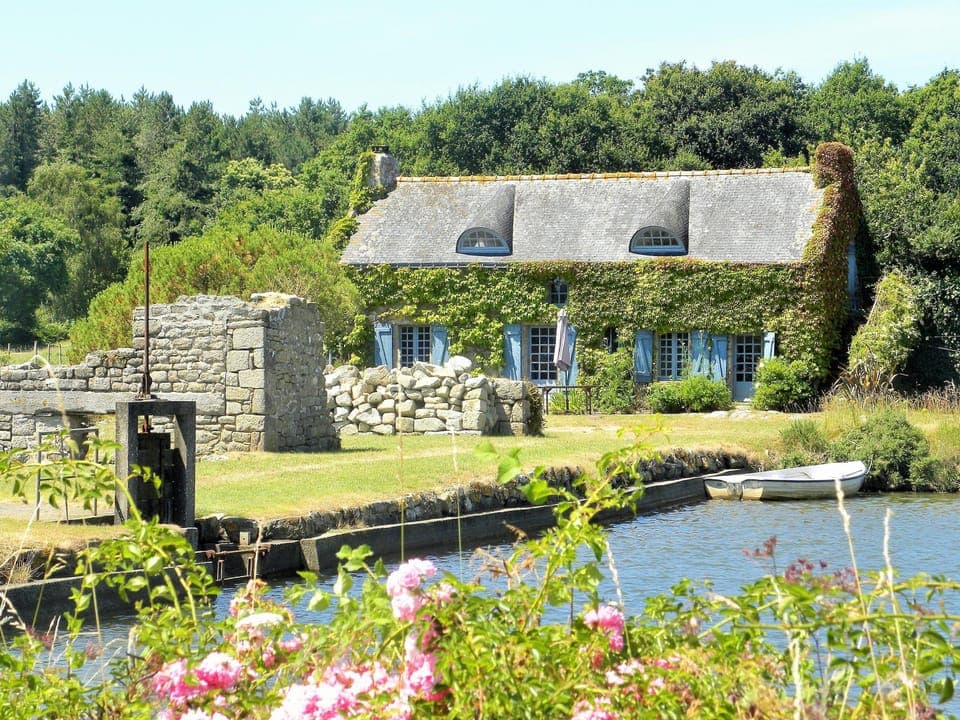 Vue extérieure de la maison et de l'étang