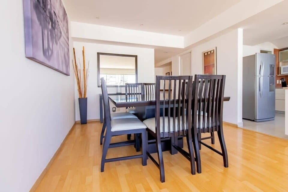 Modern and sophisticated dining room