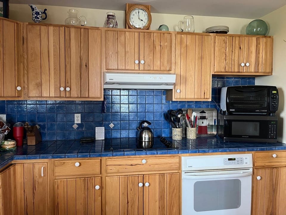 TILED KITCHEN WITH COOK TOP AND OVEN, MICRO WAVE 