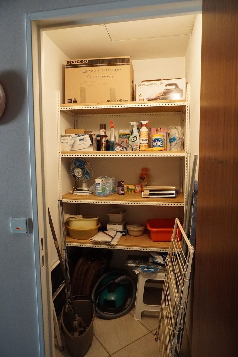 "Store your goods, troubleshoot with bulbs, fuses, candles ..."