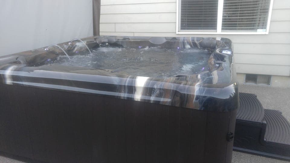 New 6 person hot tub