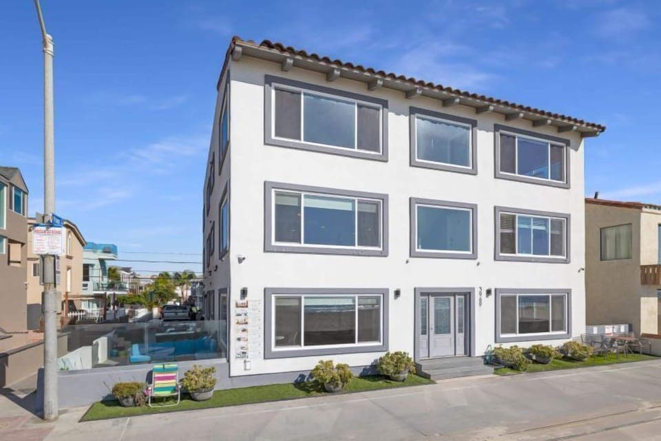 Bottom floor Units steps from the sand, Mission Beach, San Diego, Beach House Rental