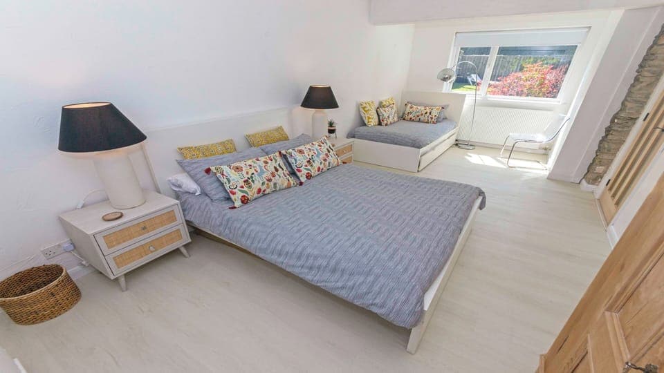 Family bedroom with double and single