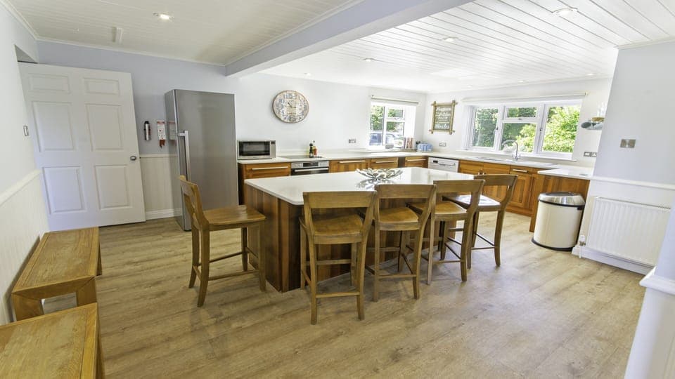 Large open plan kitchen with breafast seating area