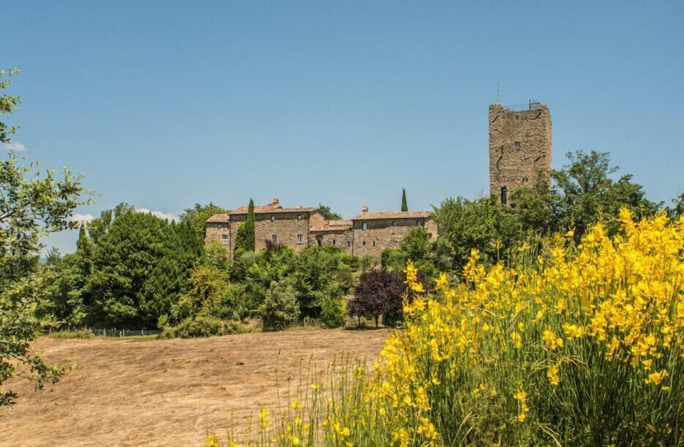 Castel del Falco on approach