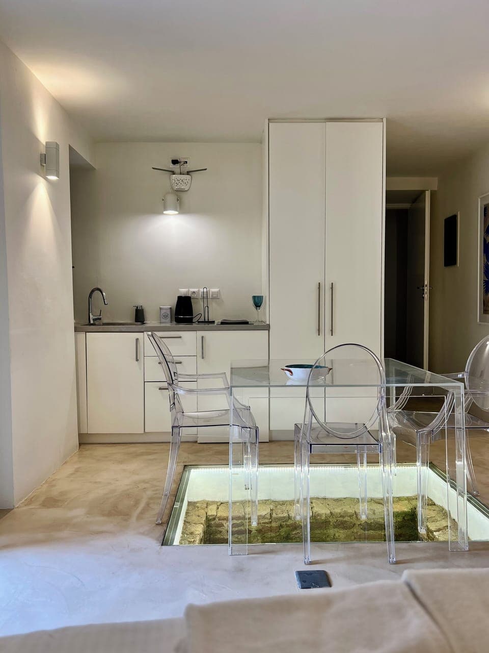 Kitchen and closet. They are in the same room with bed (Kitchen, closet and bed)