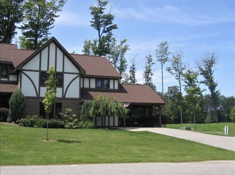 TOP & CENTER KIKO SKI CHALET 
⛷Lift #3
GOLF RETREAT
🏌🏼On 9th Tee