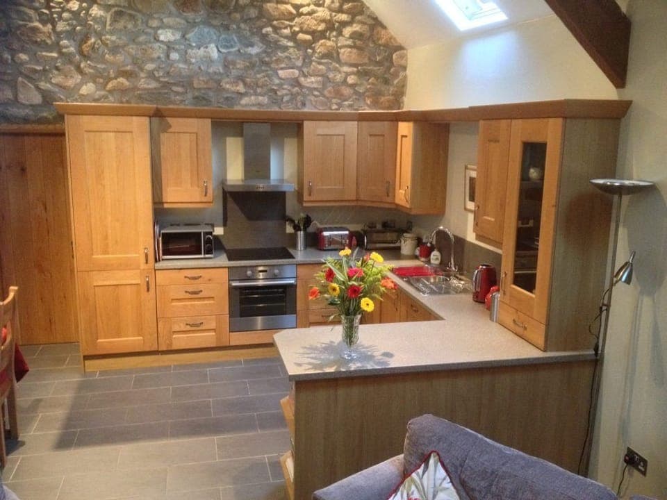 Oak Kitchen inc dishwesher, Fridge Freezer, electric stove and microwave