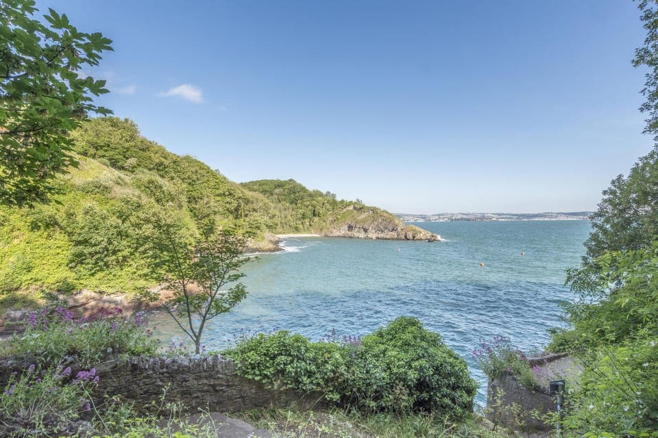 Located directly on the South West Coast Path, with the pretty Fishcombe Cove and Churston Cove just at the bottom of the hill.