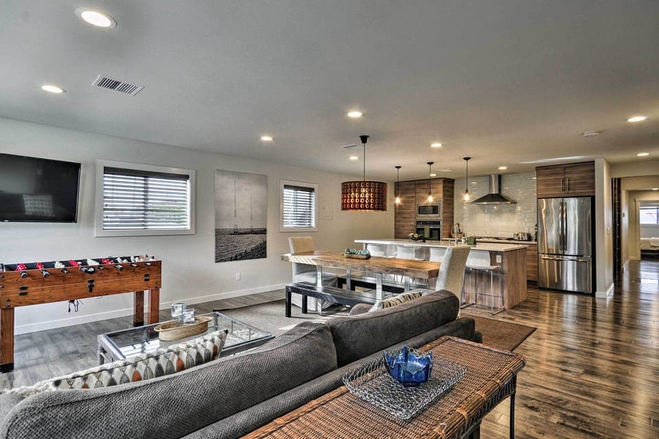 Living Room | Foosball Table | Free WiFi | Smart TV