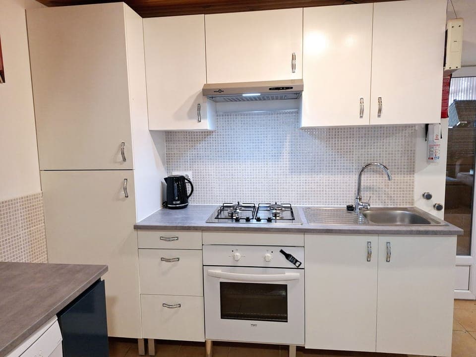 Full kitchen - renovated in 2024
