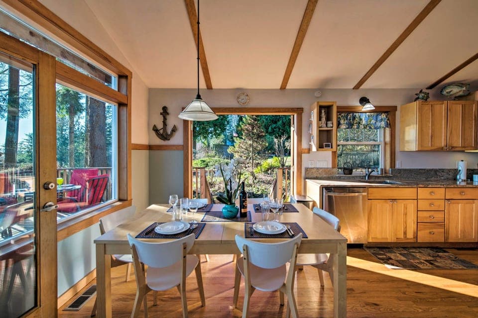 Dining Area | Dishware & Flatware Provided