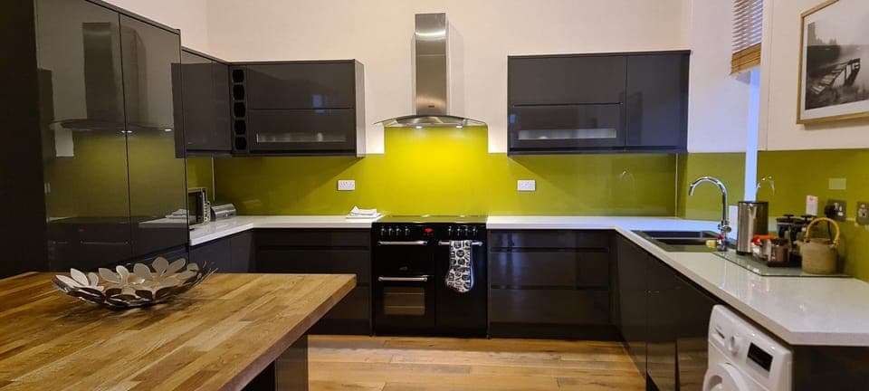 New, fully-equipped kitchen 