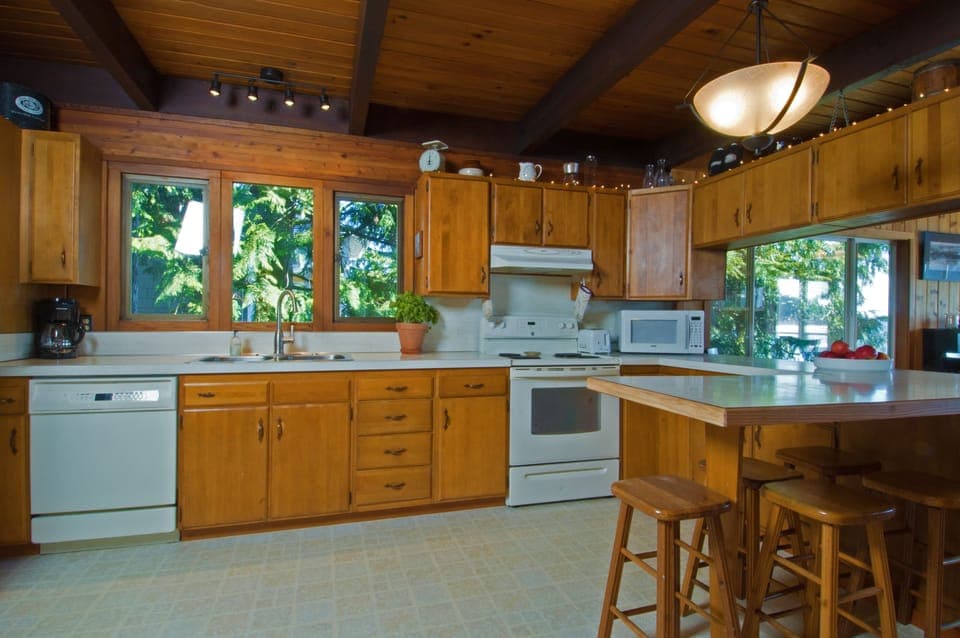 Kitchen with breakfast bar
