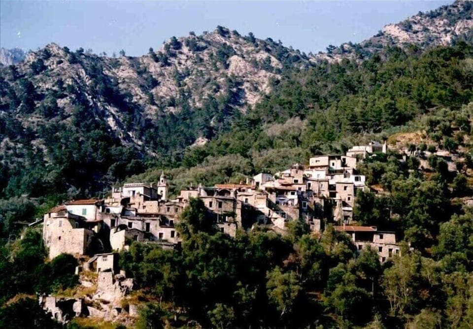 Fanghetto,13th c. hilltown in Liguria, Italy