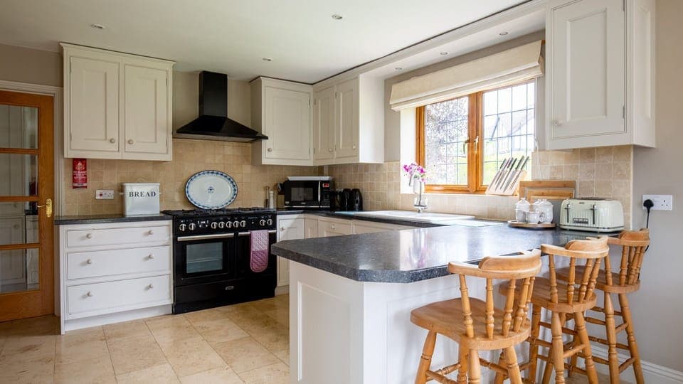 Kitchen-breakfast bar, Kingfisher Cottage, Bolthole Retreats
