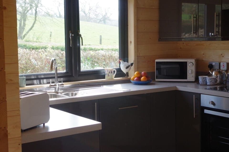 Fully fitted Kitchen. Including Dishwasher and Washing machine. 