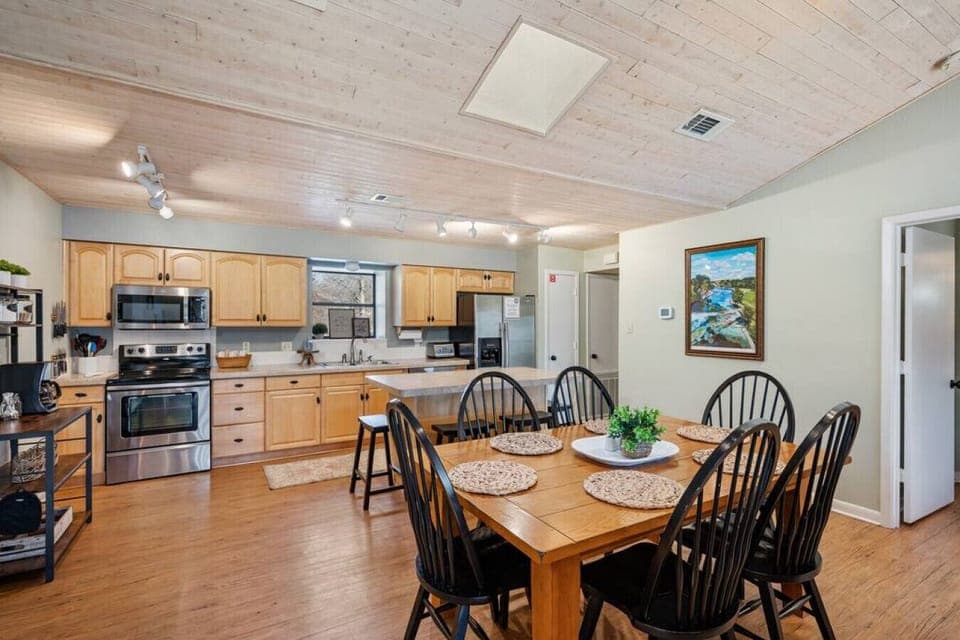 Haus on the Rapids - Open Kitchen & Dining