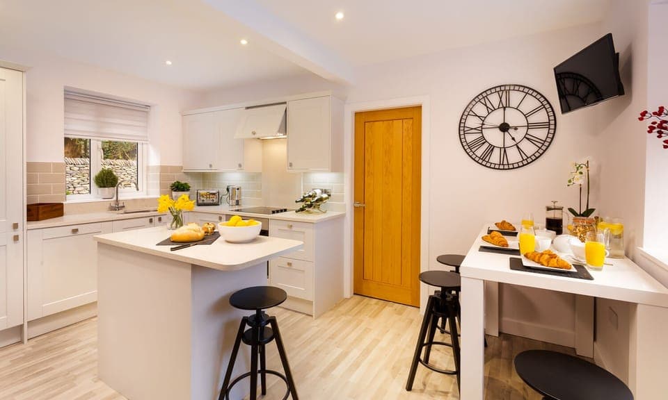 Contemporary & Spacious Kitchen with Breakfast Bar