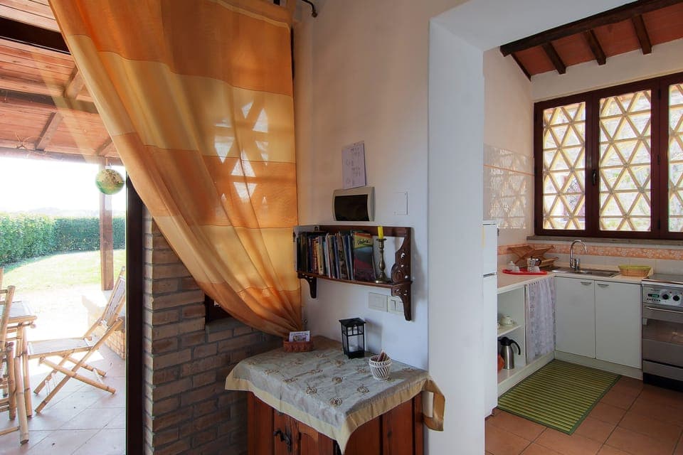 Entrance and small view of the kitchen