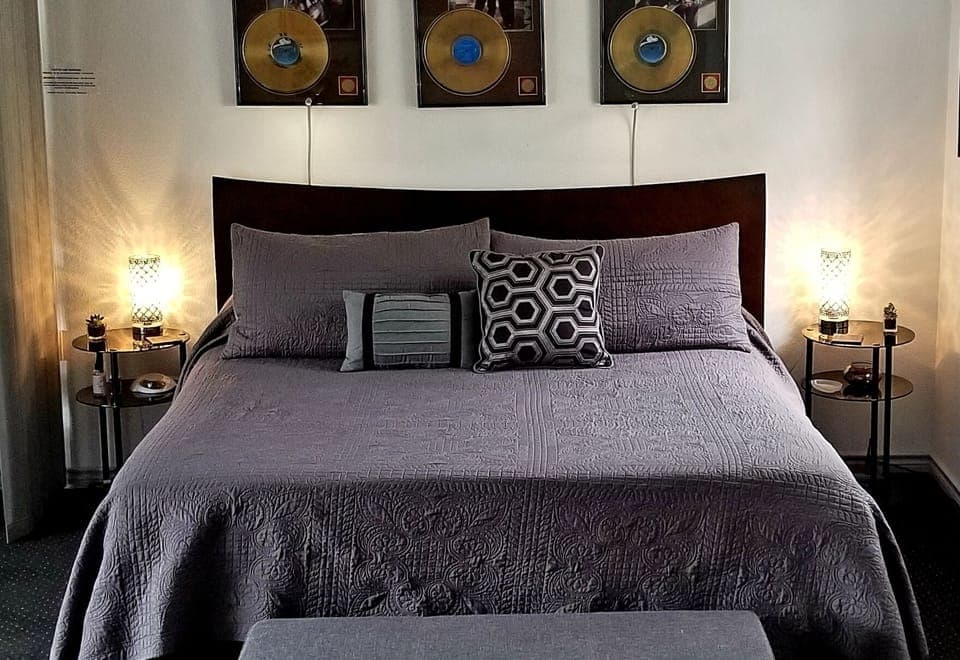 King memory foam bed with touch lighting