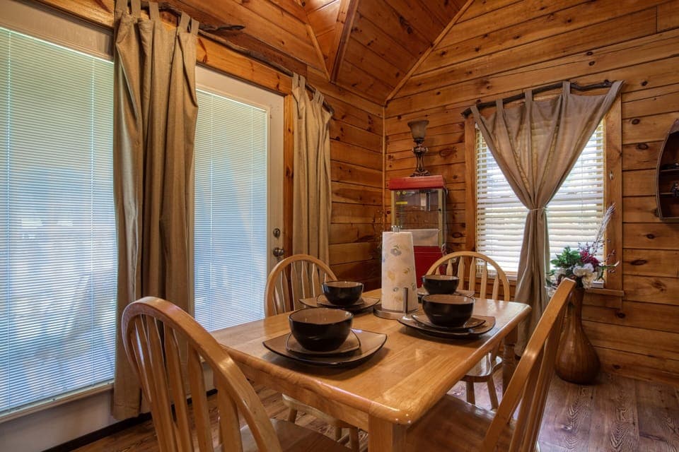 Cabin Rental in the Smokies - Three Bears - Dining area