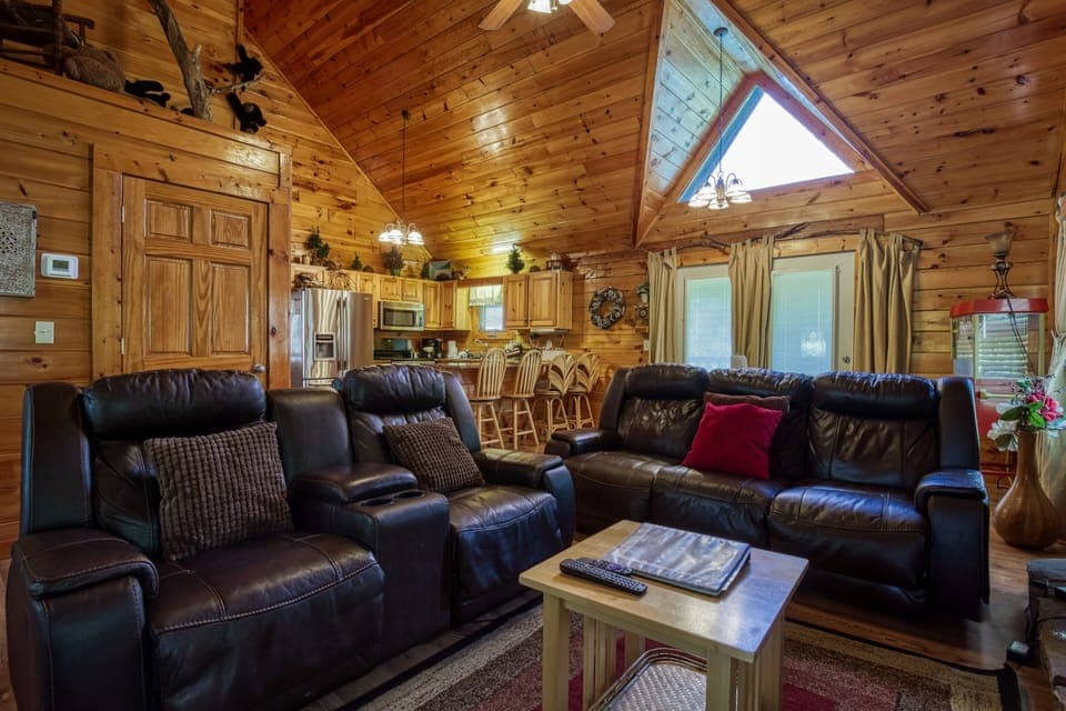 Pigeon Forge Cabin - Three Bears - Living room and kitchen