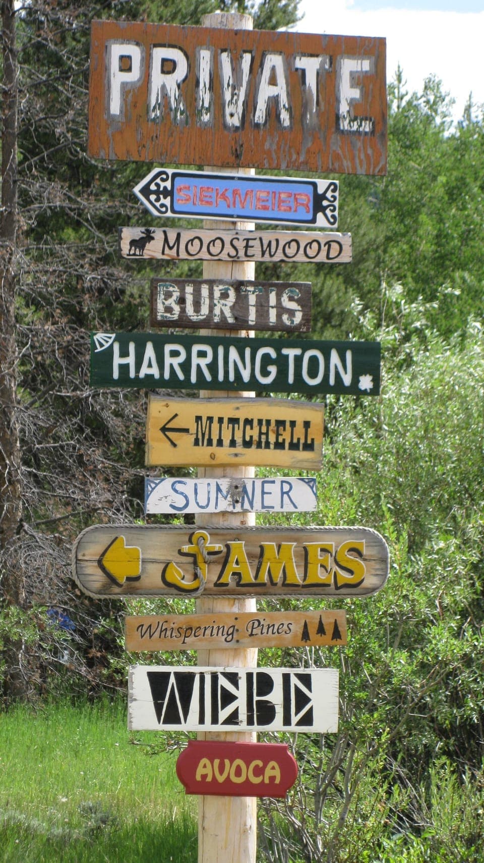 Post sign leading to cabin.