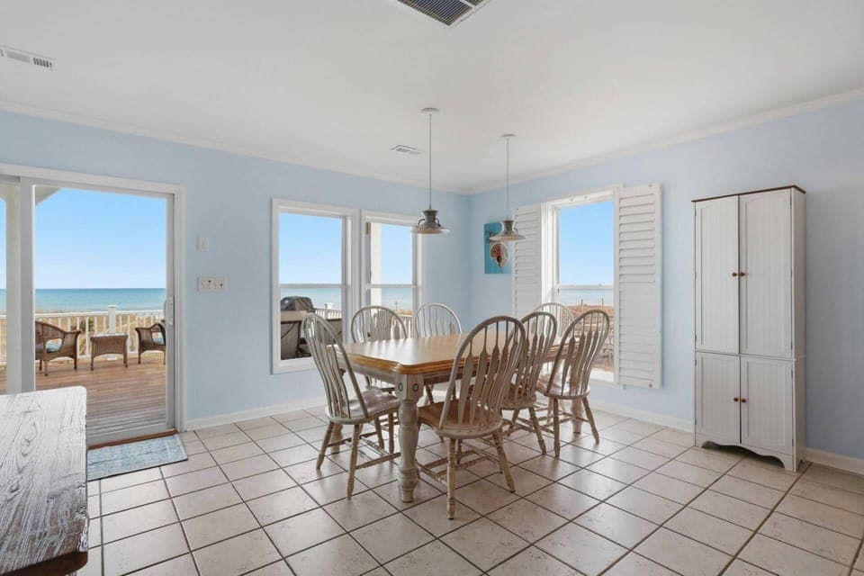 Amazon ocean views from the living/dining area