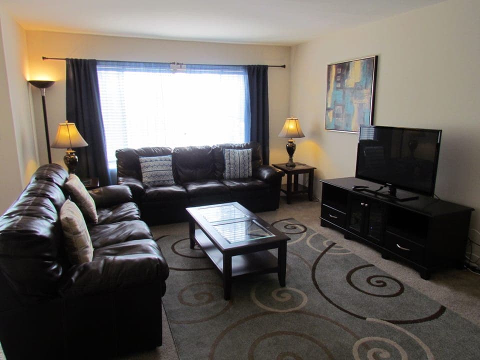 Next to Rodeo Dr Up to 8 pax, Wifi