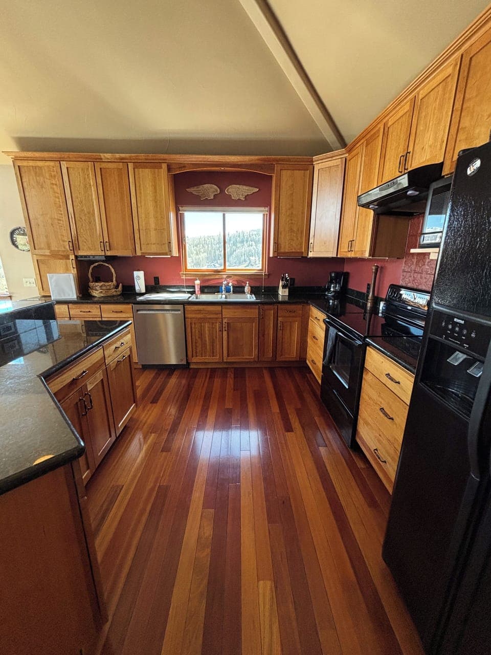 Standard electric appliances, cookware and place settings for your big family