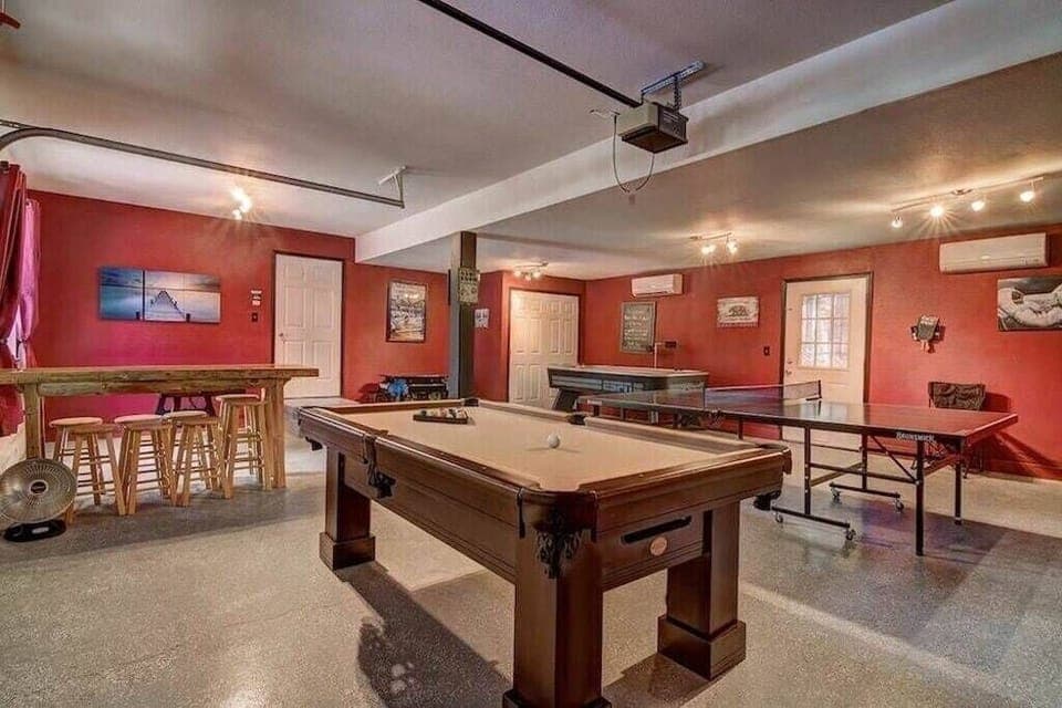 Oak Ridge Retreat Game Room Pool Table