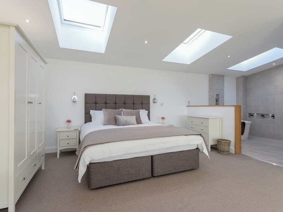 Spacious first floor en-suite double bedroom | The Lookout - Broadstone Barns, Ticknall, near Derby
